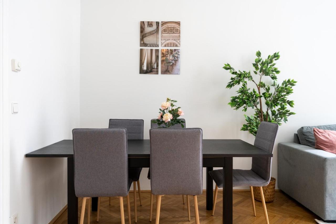 Central Two Bedroom Apartment ウィーン エクステリア 写真